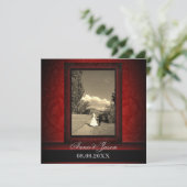 エレガントなバーガンディのダマスク模様の写真付きウェディング招待状 招待状 (スタンド正面)