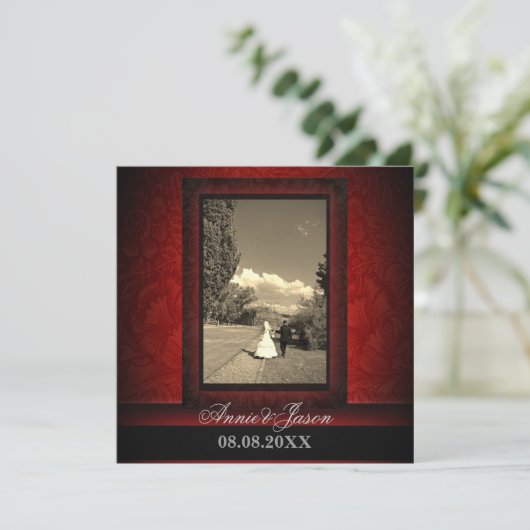 エレガントなバーガンディのダマスク模様の写真付きウェディング招待状 招待状 (スタンド正面)