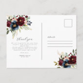 エレガントなバーガンディの花とグリーン ウェディング ポストカード (裏面)