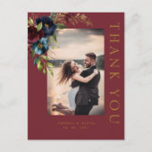 エレガントなバーガンディの花とグリーン ウェディング ポストカード (正面)