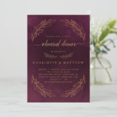 エレガントなバーガンディレッドとゴールドの リハーサルディナー 招待状 (スタンド正面)