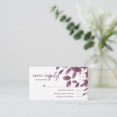 エレガントなバーガンディ フォレスト リーフ ウェディング RSVP エンクロージャーカード (スタンド正面)