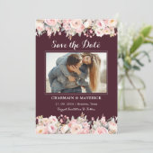 エレガントなバーガンディ フラワーピンク ウェディング セーブ・ザ・デート 招待状 (スタンド正面)