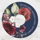 エレガントなバーガンディ フラワー ウェディング パーソナライズ ワイングラスタグ (正面)