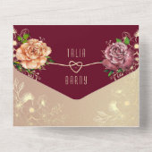 エレガントなバーガンディ フローラル ローズ ゴールド ウェディング オールインワン招待状 (裏面)