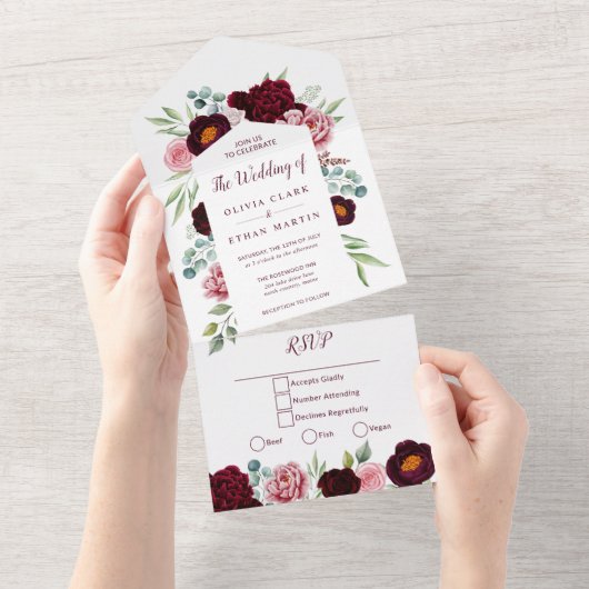 エレガントなバーガンディ マルサラ ウォーターカラー フラワーデザイン オールインワン招待状 (貼ってはがせる)