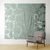 エレガントなパステル サージュグリーン モノグラム背景 タペストリー (インサイチュ(横))