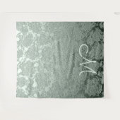 エレガントなパステル サージュグリーン モノグラム背景 タペストリー (正面(横))