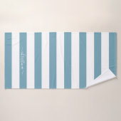 エレガントなパーソナライズド ダストブルー ホワイト ストライプ バス バスタオル (バスタオル)