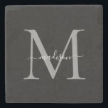 エレガントなパーソナライズ モノグラム＆名前 ストーンコースター<br><div class="desc">このエレガントなパーソナライズドモノグラムスクリプトネームストーンコースターで、あなたの家に洗練された雰囲気を加えてください。あらゆる場面に適しており、機能性とパーソナライズされたセンスを兼ね備えたこのコースターは、あなたのコーヒーテーブル、バー、またはオフィススペースに美しいアクセントを加えることができます。良質な石から作られており、家具を醜い水跡から保護するための丈夫な表面を提供すると同時に、エレガントなモノグラムデザインであなたのインテリアを高めます。</div>