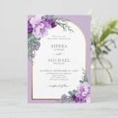 エレガントなパープル フローラル フォリアージ ゴールド アーチ ウェディング 招待状 (スタンド正面)