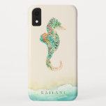 エレガントなビーチの植物のタツノオトシゴ iPhone XRケース<br><div class="desc">名前、砂ベージュ色iPhoneの場合と名前入りな砂浜のアクセントのエレガントな水彩画の熱帯島の植物のタツノオトシゴ。</div>