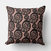 エレガントなピンクとブラックのシダの葉のカールパターン クッション (正面)