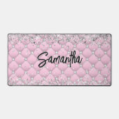 エレガントなピンクのシルバー スパークリー グリッター モノグラム デスクマット (正面)