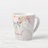 エレガントなピンクのローズ牡丹の花の大理石 カフェラテマグ (右アングル)