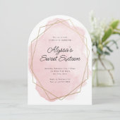 エレガントなピンクの水彩アーチ型 スイート16 誕生日 招待状 (スタンド正面)