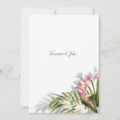 エレガントなピンクの花とヤシの木の影のビーチウェディング 招待状 (裏面)