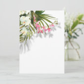 エレガントなピンクの花とヤシの木の影のビーチウェディング 招待状 (スタンド正面)