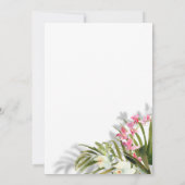 エレガントなピンクの花とヤシの木の影のビーチウェディング 招待状 (裏面)