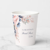 エレガントなピンクの花のスクリプト ブライダルシャワー 紙コップ (裏面)