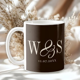 エレガントなファームハウススタイルの茶色のイニシャル結婚カップル コーヒーマグカップ