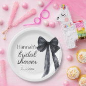 エレガントなブライズシャワーのために黒のリボンを結んだ　洗練されたブライズシャワーのためのエレガント ペーパープレート (パーティー)