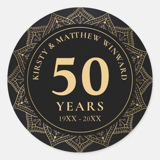 エレガントなブラックとゴールドのマンダラ 50周年記念 ラウンドシール (正面)