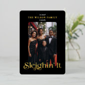 エレガントなブラックとゴールドの「Sleighin It」ファミリーフォト 箔シーズンカード (立ち正面)