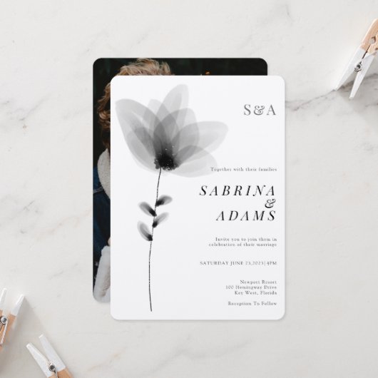エレガントなブラックとホワイトの花柄写真モノグラム結婚式 招待状 (正面/裏面インサイチュ)