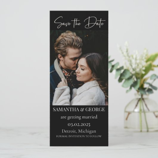 エレガントなブラックカリグラフィーのSave the Date 招待状 (スタンド正面)