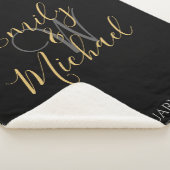 エレガントなブラックゴールドスクリプトモノグラムイニシャル結婚式 シェルパブランケット (3/4)