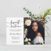 エレガントなブラックスクリプトのスイート16誕生日写真 招待状 (スタンド正面)