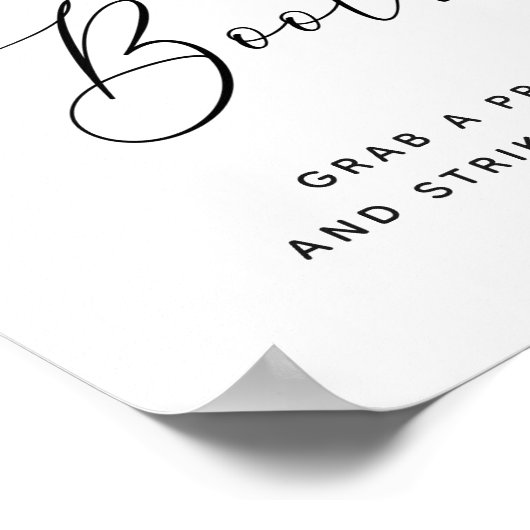 エレガントなブラック&ホワイトのスクリプト ウェディング フォトブース ポスター (角)