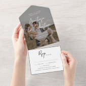 エレガントなブラック&ホワイトのスクリプト RSVP フォト ウェディング オールインワン招待状 (貼ってはがせる)