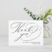エレガントなブラック＆ホワイトのモダンスクリプトウェディング サンキューカード (スタンド正面)
