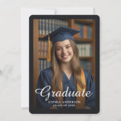 エレガントなブラック＆ホワイトの学校エンブレム卒業写真 招待状 (裏面)