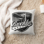 エレガントなブルックリン シールドとスウッシュ デザイン クッション (ブランケット)