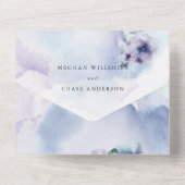 エレガントなブルーとバイオレットの花をフィーチャーしたオールインワン オールインワン招待状 (裏面)