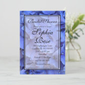 エレガントなブルーのペリウィンクル花の ブライダルシャワー 招待状 (スタンド正面)