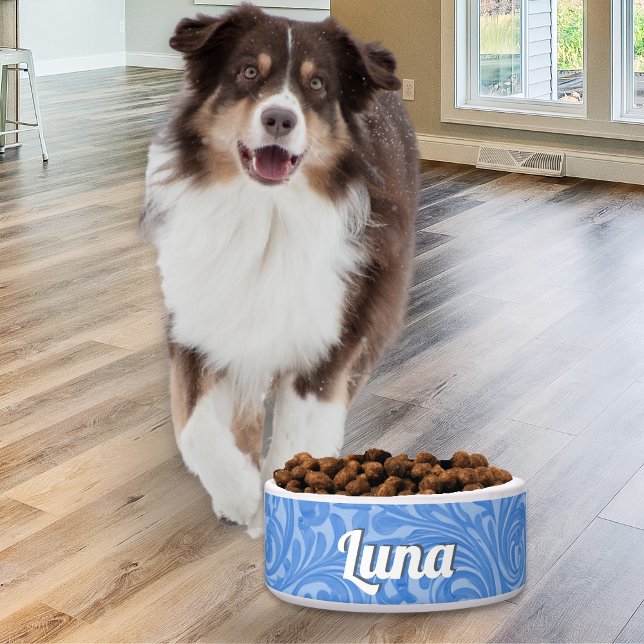 エレガントなブルーの抽象的なパターンが施されたオーダーメイド ボウル (An elegant ceramic dog bowl, with blue swirly pattern and your pet's name in white script typography)