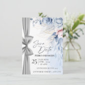 エレガントなブルーの花柄の「Save The Date」カードにシルバー 招待状 (スタンド正面)