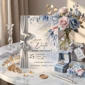 エレガントなブルーの花柄の「Save The Date」カードにシルバー 招待状