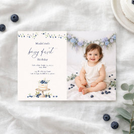 エレガントなブルーベリーのファーストバースデーケーキの写真 招待状