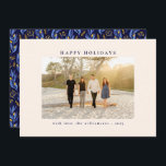 エレガントなブルー ブラック ボタニカル フローラル ユニーク フォト シーズンカード<br><div class="desc">この「ハッピー ホリデー」ファミリー フォト グリーティングを送って、清潔でエレガントなフロント デザインと、裏面の鮮やかなブルーとゴールドの花柄が特徴です。 クリスマスとハヌカの両方の祝いに最適なこのカードは、モダンなレイアウトとフェスティブなフレアを組み合わせて、あなたの好きな家族の写真を披露するのに最適です。 花柄のバックパターンが独特のタッチを加え、暖かさとスタイルであなたのホリデー グリーティングが際立つことを保証します。 季節の思い出を共有するのに最適な、洗練されたスタイリッシュな方法を探している家族に最適です。</div>