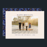 エレガントなブルー ブラック ボタニカル フローラル ユニーク フォト シーズンカード<br><div class="desc">この「ハッピー ホリデー」ファミリー フォト グリーティングを送って、清潔でエレガントなフロント デザインと、裏面の鮮やかなブルーとゴールドの花柄が特徴です。 クリスマスとハヌカの両方の祝いに最適なこのカードは、モダンなレイアウトとフェスティブなフレアを組み合わせて、あなたの好きな家族の写真を披露するのに最適です。 花柄のバックパターンが独特のタッチを加え、暖かさとスタイルであなたのホリデー グリーティングが際立つことを保証します。 季節の思い出を共有するのに最適な、洗練されたスタイリッシュな方法を探している家族に最適です。</div>