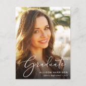 エレガントなホワイトスクリプト写真オーバーレイ卒業式 案内ポストカード (正面)