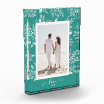 エレガントなホワイトボタニカル フォトブロック<br><div class="desc">このチャーミングなフォトブロックは、お気に入りの写真をターコイズブルーの背景に美しい白い葉、ドット、バーの縁で囲んだデザインが特徴です。写真に合わせて背景色を変更することもできます。 LOVEのテキストを任意のテキストに変更可能 - ヒント：テキストスワッシュを保持するには、2つの四角形の間にテキストを入力してください。お気に入りの写真を飾るインテリアアイテムとして、またはプレゼントにも最適です。</div>