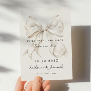 エレガントなホワイトリボン 結婚式の招待状(Save the Date) セーブザデート