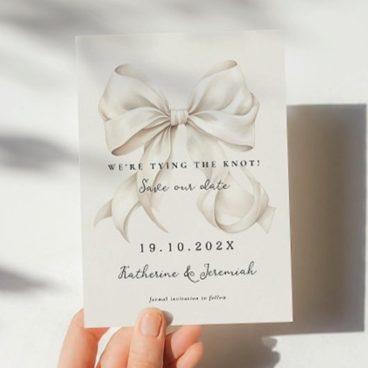 エレガントなホワイトリボン 結婚式の招待状（Save the Date） セーブザデート