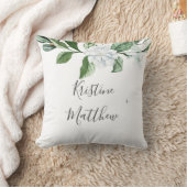 エレガントなホワイト フローラル セージ グリーンのリース ウェディング クッション (ブランケット)